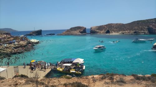 コミノ島ブルーラグーンの混雑の様子