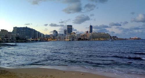 ビーチからサンジュリアンを望む